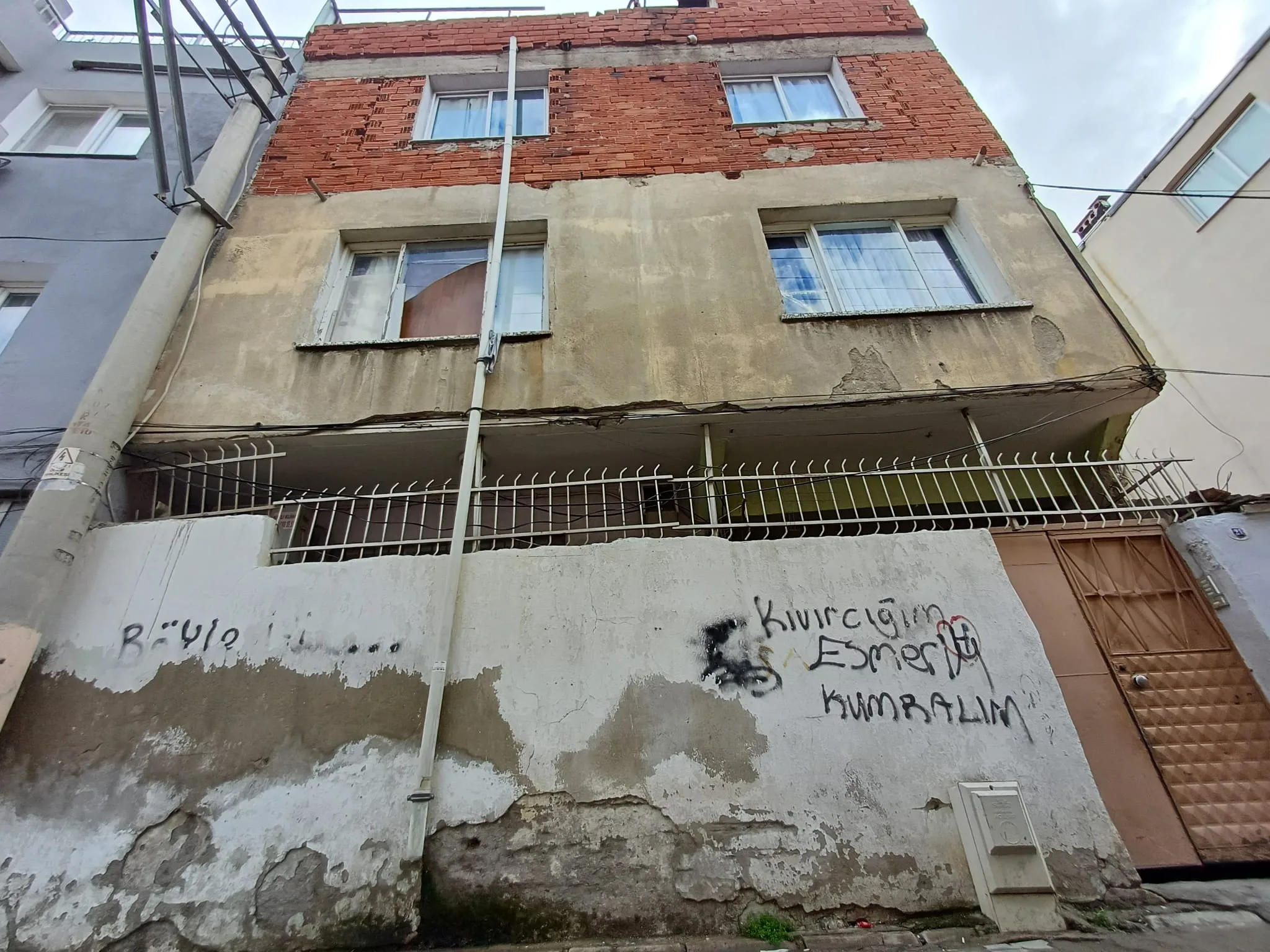 ÇAMDİBİ'NDE TEK TAPU 3 KATLI BİNA